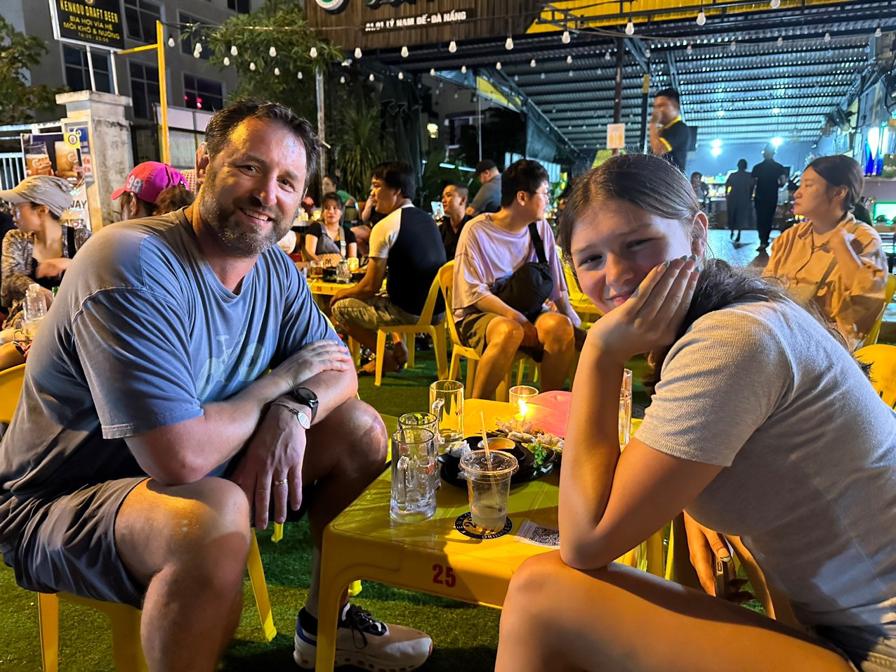 Ghi nhận tại chợ đêm Sơn Trà, các quầy hàng, quán nước đồng loạt tắt đèn điện hưởng ứng chiến dịch, sử dụng nến ly để thắp sáng. Ảnh: Thái Lâm