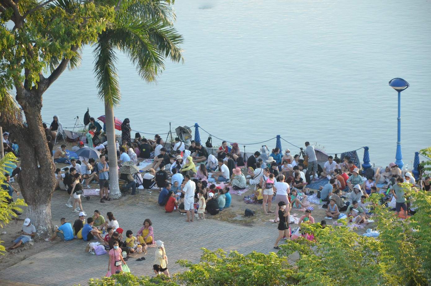 Anh Nguyễn Văn Đình, du khách đến từ Hà Nội cho biết: "Cả một tuần trước khi vào Đà Nẵng, gia đình tôi đã cố gắng hỏi các đại lý và lên mạng để đặt mua vé xem pháo hoa đêm chung kết nhưng không được. Giờ đành nghe theo chủ khách sạn ra từ sớm hai bờ sông Hàn để có chỗ xem". Ảnh: Thái Lâm. Anh Nguyễn Văn Đình, du khách đến từ Hà Nội cho biết: "Cả một tuần trước khi vào Đà Nẵng, gia đình tôi đã cố gắng hỏi các đại lý và lên mạng để đặt mua vé xem pháo hoa đêm chung kết nhưng không được. Giờ đành nghe theo chủ khách sạn ra từ sớm hai bờ sông Hàn để có chỗ xem". Ảnh: Thái Lâm.