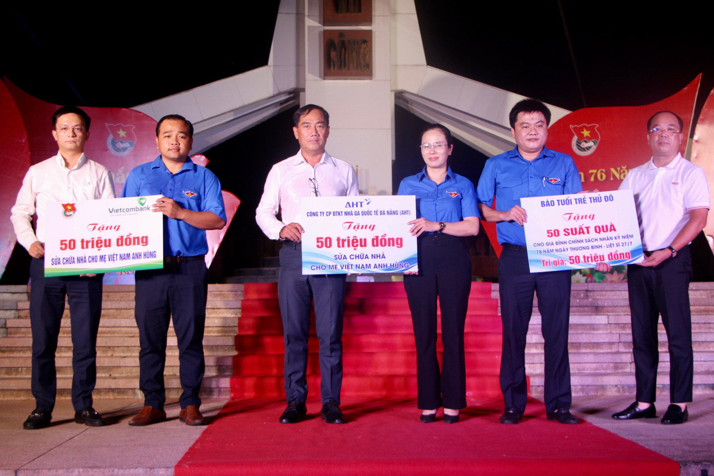 Trong khuôn khổ chương trình, Tỉnh Đoàn Quảng Ngãi cùng báo Tuổi trẻ Thủ đô trao tặng 45 suất quà cho các hộ gia đình chính sách có hoàn cảnh khó khăn.