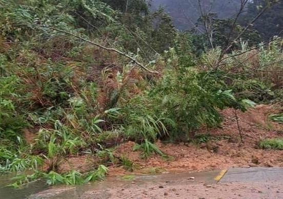 Hiện trường vụ sạt lở trên tuyến đường Đông Trường Sơn Hiện trường vụ sạt lở trên tuyến đường Đông Trường Sơn