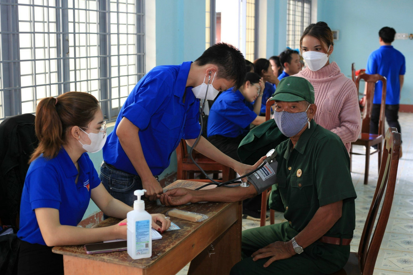 Tham gia chuỗi hoạt động, CLB Thầy thuốc trẻ Kon Tum (trực thuộc Ủy ban Hội LHTN Việt Nam tỉnh Kon Tum) đã khám, chữa bệnh, cấp phát thuốc miễn phí cho hơn 200 bà con nghèo, cận nghèo xã Đăk Choong (huyện Đăk Glei)