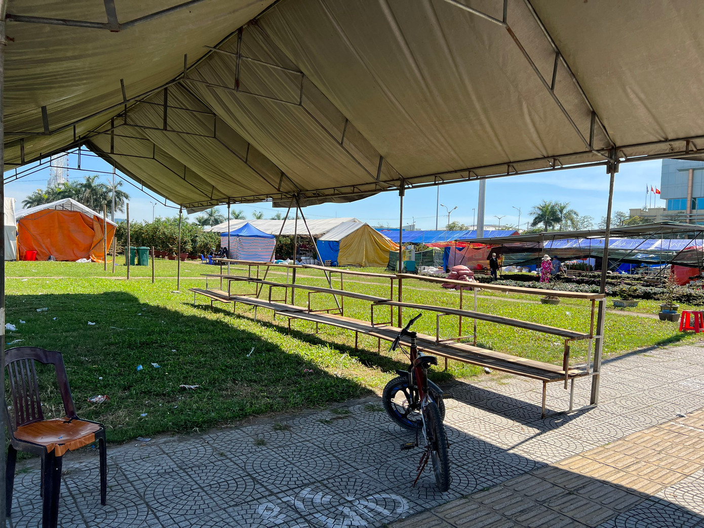 Tuy vậy, đã 23 tháng chạp, thế nhưng nhiều gian hàng tại chợ hoa Tết lớn nhất Đà Nẵng vẫn trống chỗ.