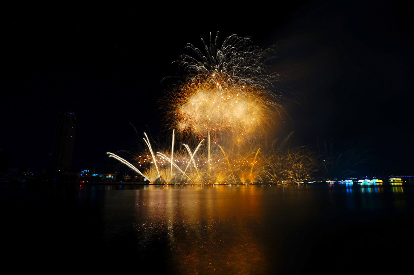 Trên nền nhạc, đội Italia đã thắp sáng bầu trời đêm Đà Nẵng bằng những màn pháo hoa rực rỡ trên nền nhạc cổ điển giao thoa hiện đại. “Chúng tôi cố gắng tạo ra một chiếc cầu kết nối các phong cách âm nhạc và các độ tuổi khác nhau thông qua những màn pháo hoa nhịp nhàng”, đại diện đội tuyển Italia cho biết.