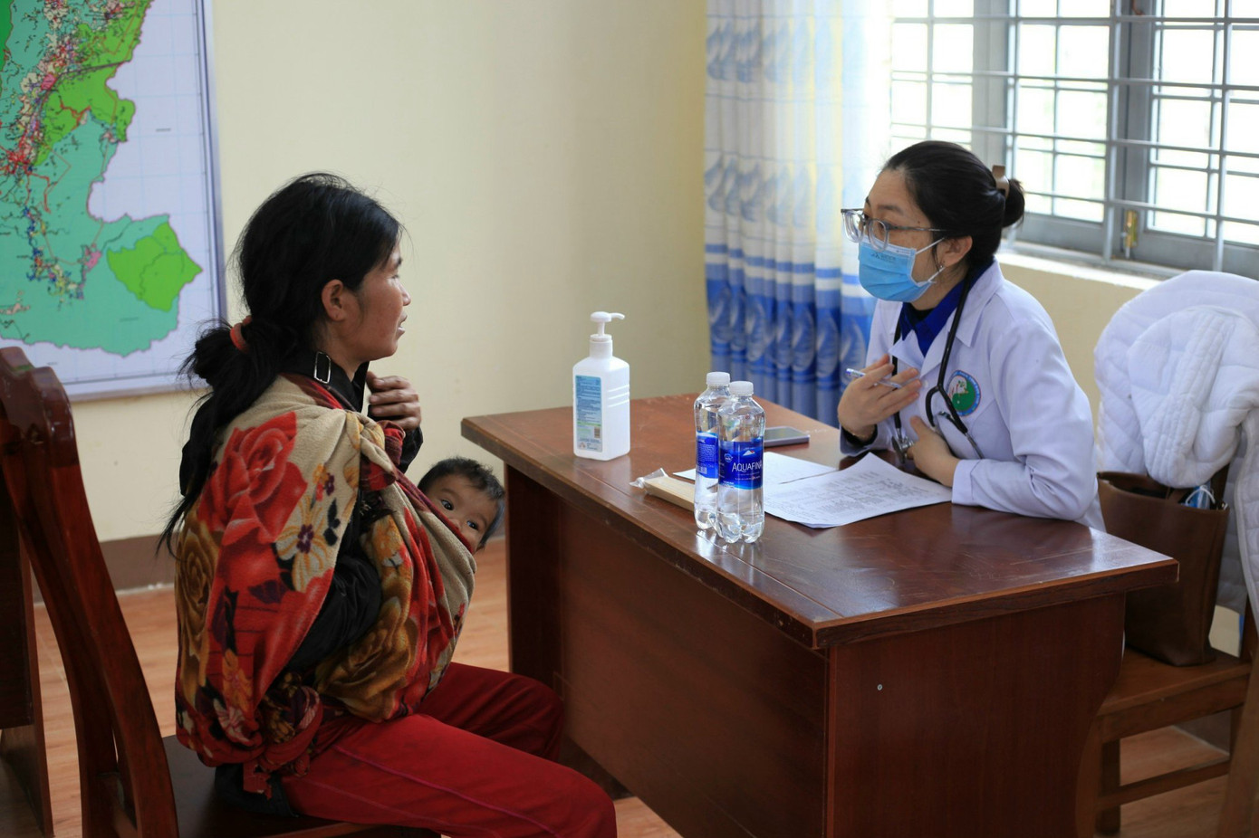 Cũng dịp này, Hội Thầy Thuốc trẻ Kon Tum tổ chức khám tư vấn sức khỏe, khám bệnh và cấp phát thuốc miễn phí cho hơn 300 lượt người dân khó khăn tại xã Măng Cành.