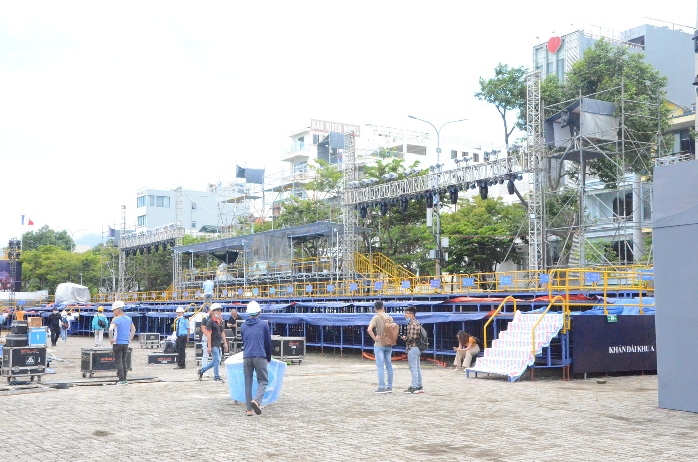 Anh Hưng cho biết thêm, sân khấu DIFF 2023 còn tích hợp thêm phần nhạc nước hoành tráng, kết hợp cùng mặt sông Hàn lấp lánh phía sau, tạo nên hiệu ứng thị giác đặc biệt cho khán giả theo dõi tại chỗ và thông qua truyền hình trực tiếp.