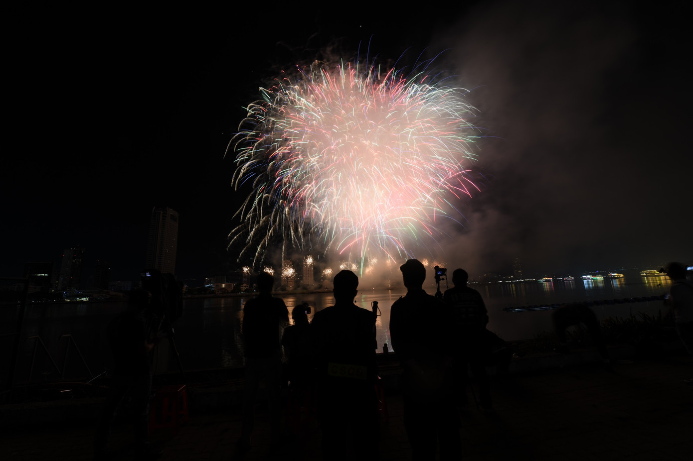 Chị Phạm Thu Loan, một du khách đến từ TP. HCM, chia sẻ: “Tôi từng đến Pháp và bị vẻ đẹp lãng mạn của đất nước này cuốn hút. Hôm nay một lần nữa màn trình diễn pháo hoa đã đưa tôi trở về với ký ức đẹp đẽ tại kinh đô của ánh sáng. Màn pháo hoa hôm nay quả thực quá ảo diệu và đầy cảm hứng”.