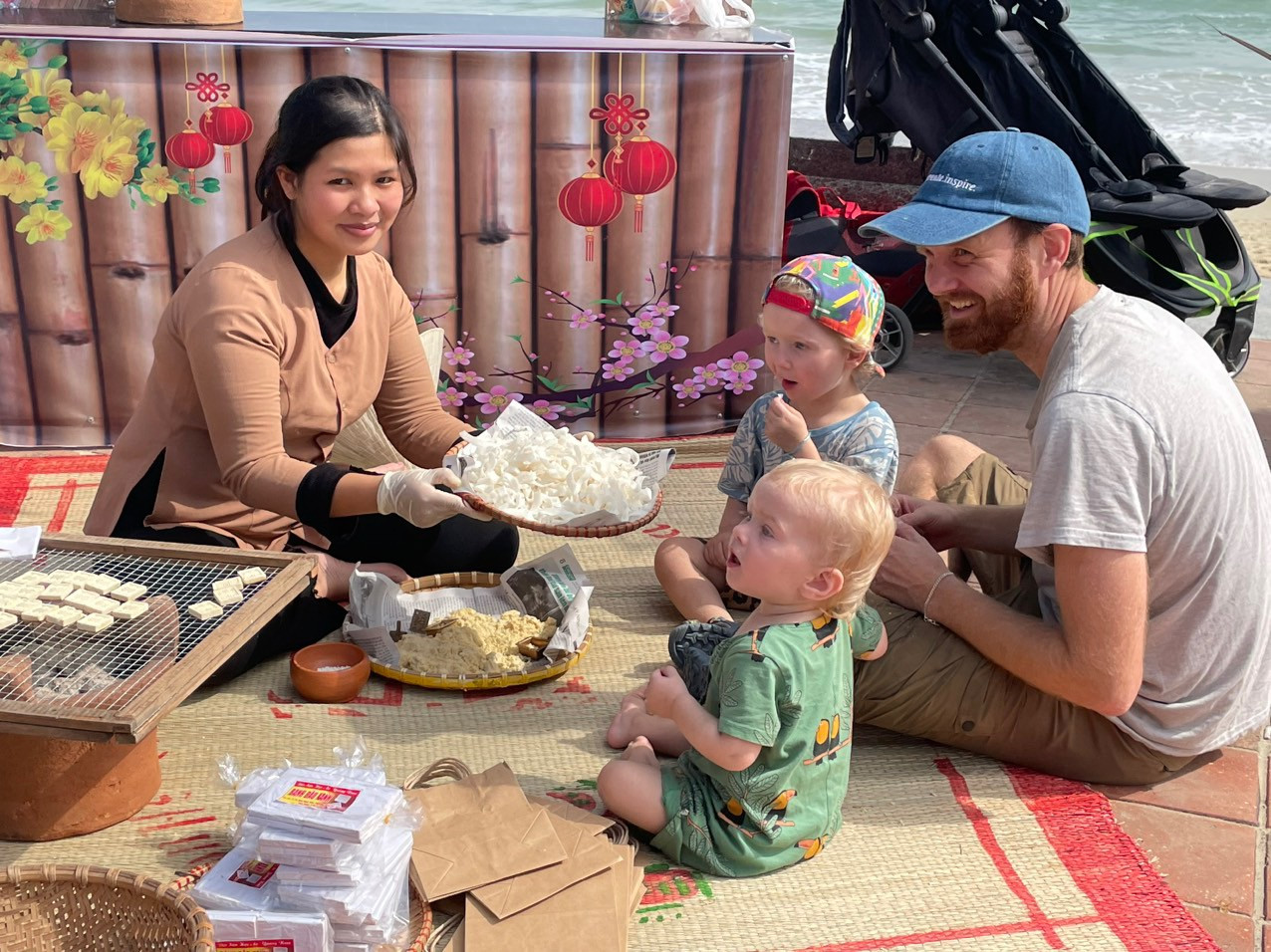 Thời tiết ở Đà Nẵng có nắng sớm, nhiều gia đình du khách nước ngoài ghé thăm và vui vẻ tham gia trải nghiệm...