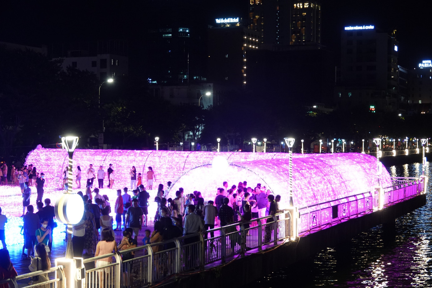 Với 500.000 đèn LED, hệ thống chiếu sáng quy mô lớn với 3 chủ đề: Sakura Dome (Đường vòm hoa Anh đào), vườn Sakura (vườn hoa Anh đào) với chủ đề Nhật Bản, và Hồ Sen được lấy cảm hứng từ hồ hoa sen ở Việt Nam tạo nên một không gian ấn tượng với hàng trăm nghìn đèn LED màu hồng tươi sáng. (Ảnh: Thái Lâm).