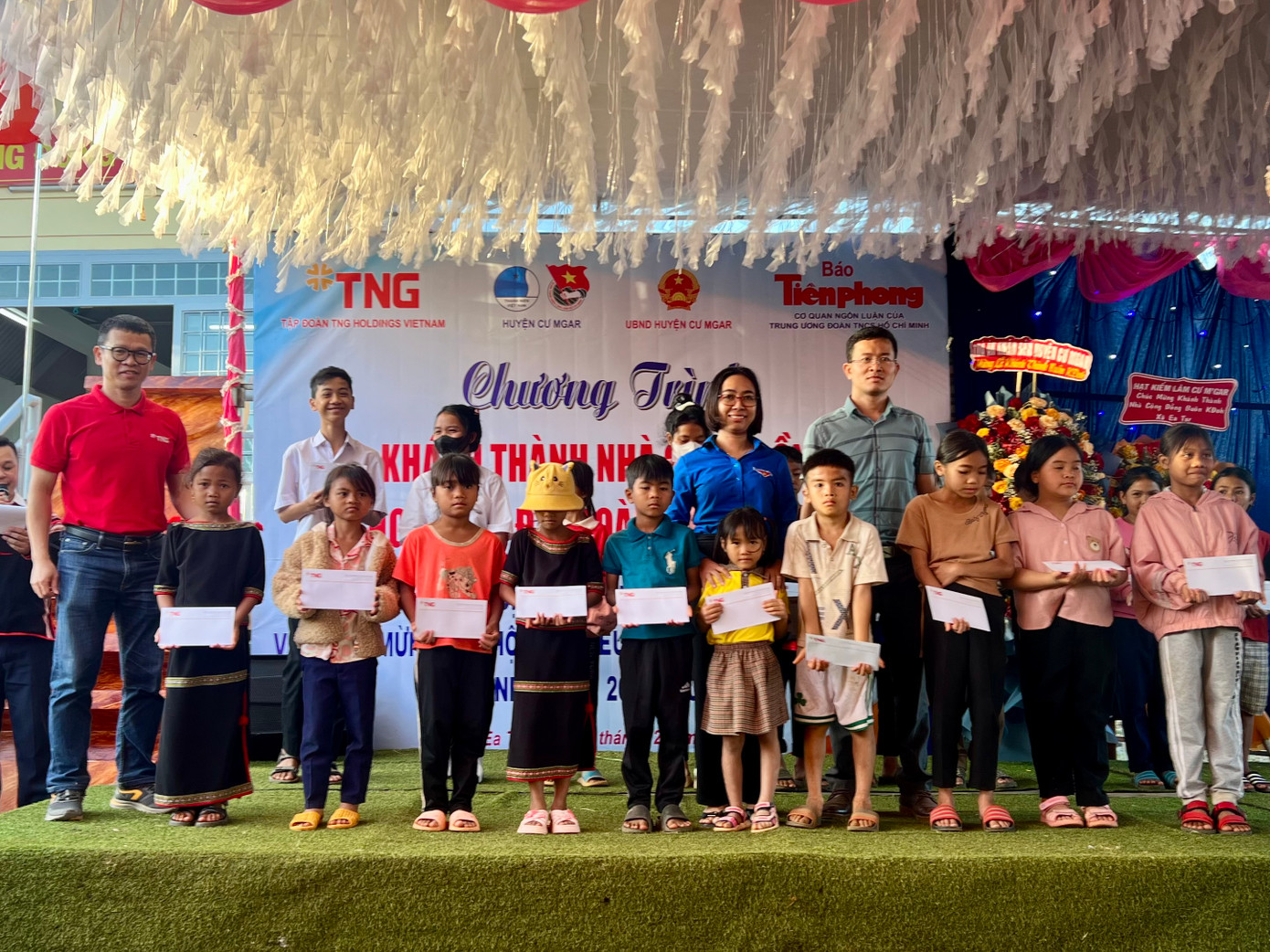 Các em học sinh nhận học bổng của chương trình Các em học sinh nhận học bổng của chương trình