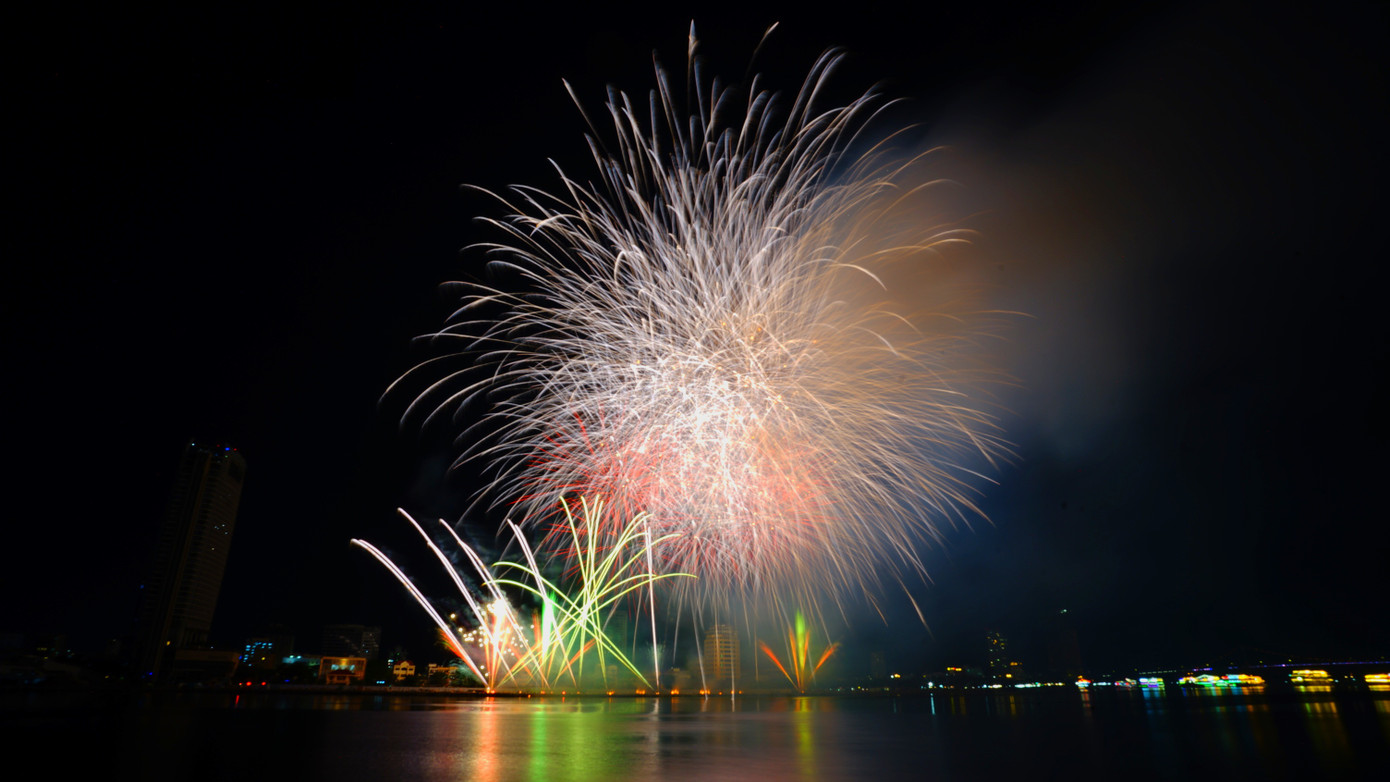 Những hiệu ứng ánh sáng uyển chuyển, tinh tế trên những nền nhạc bản giao hưởng Định mệnh của Beethoven đã giúp khán giả không thể rời mắt trước màn trình diễn của đội Italia tối nay.