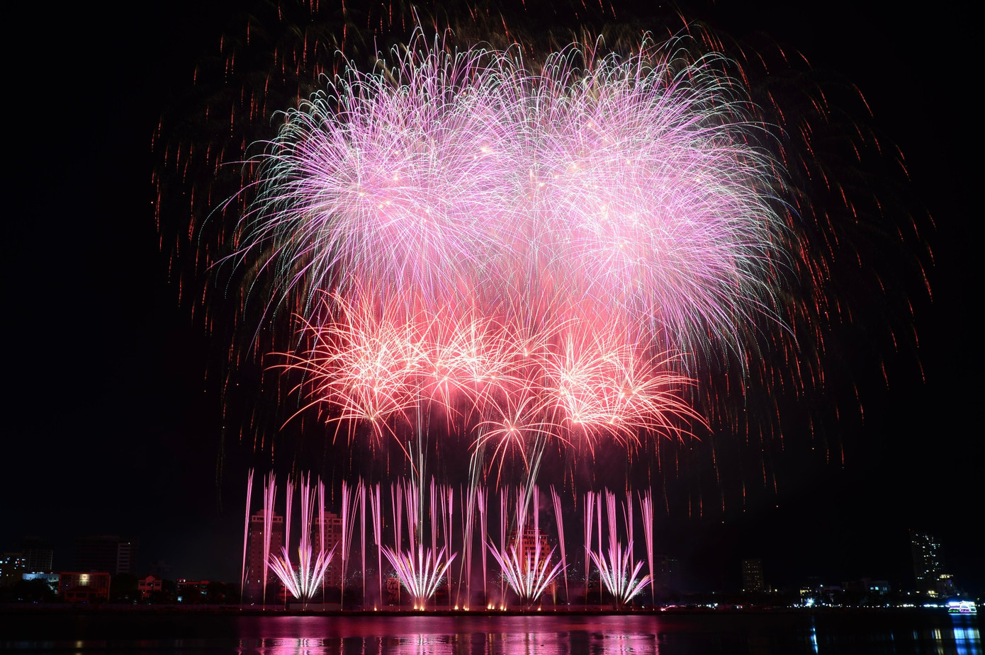 Theo BGK, chủ đề Thế giới không khoảng cách đã được đội Pháp thể hiện rất tốt, đem tới cho khán giả những màn pháo hoa mãn nhãn trên nền nhạc trữ tình.