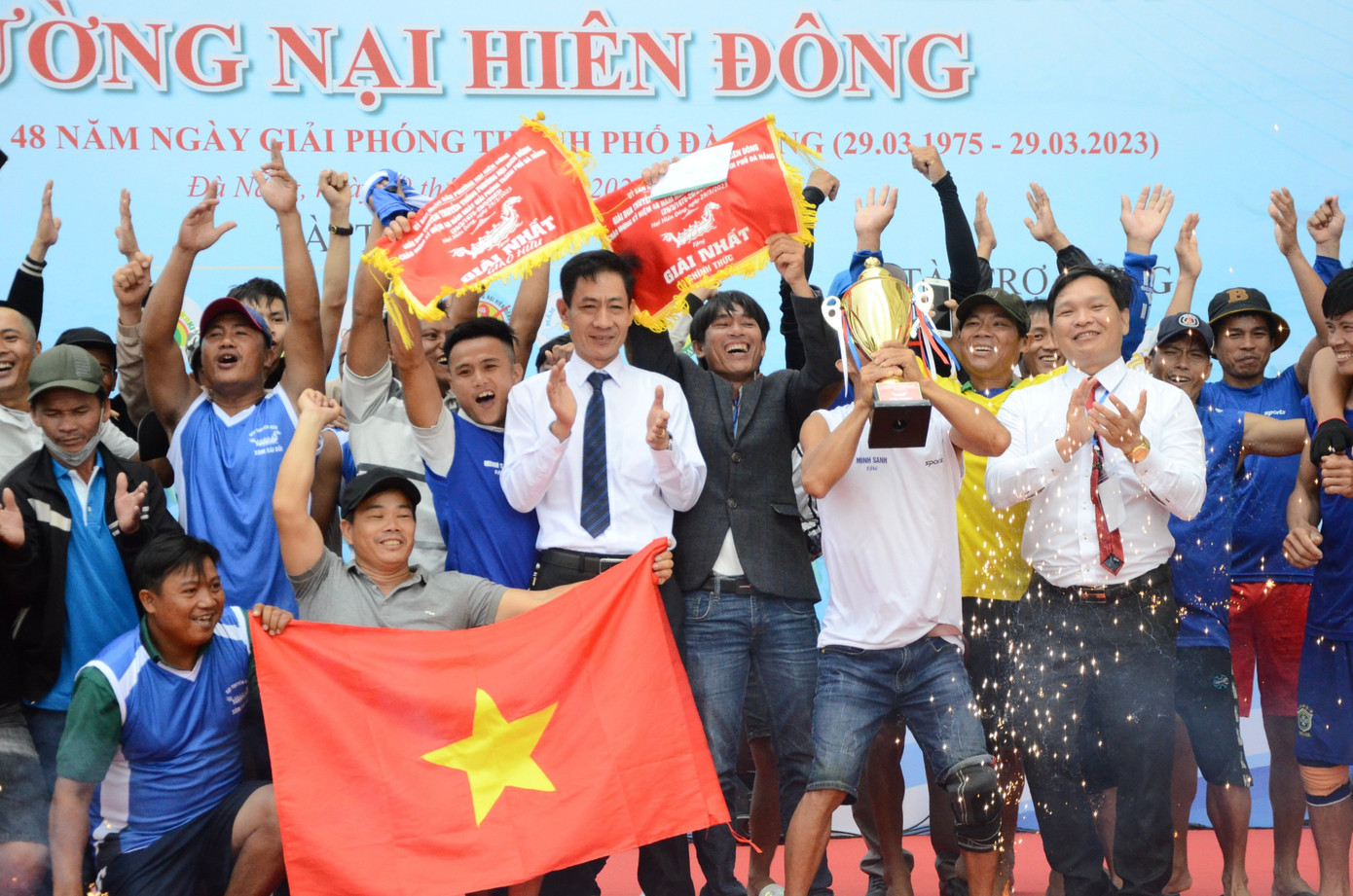 Bằng sức lực, kĩ thuật của các thành viên, đội xóm Bãi Bồi đã xuất sắc giành giải Nhất cả hai giải đua giao hữu và chính thức. Ảnh: Thái Lâm.