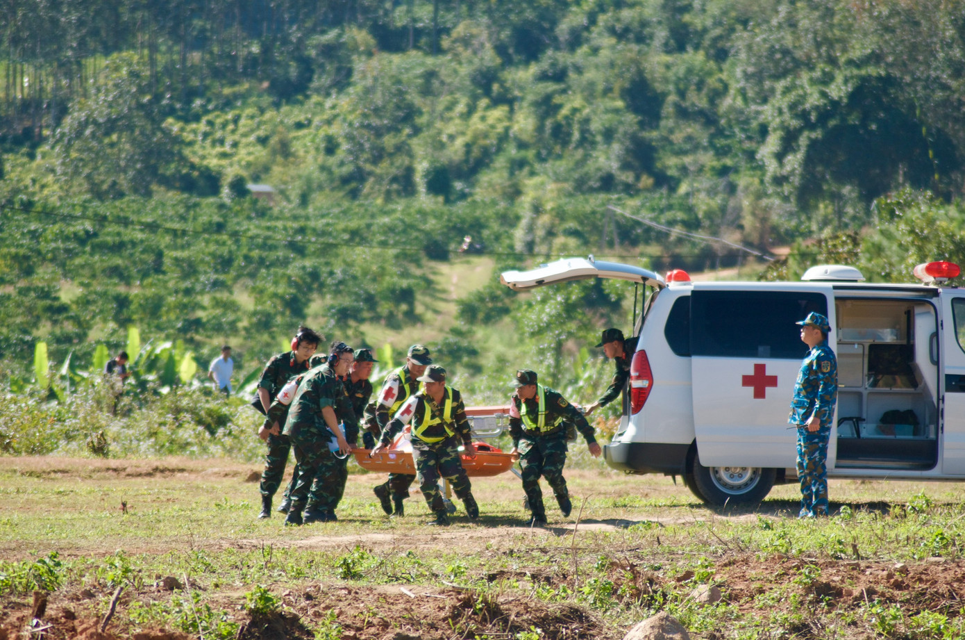 Nhân viên Quân y đưa nạn nhân ra khu vực trực thăng.