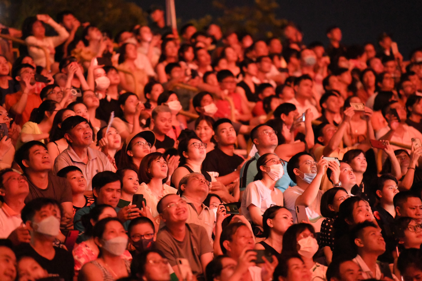 Tại sân khấu rộng hơn 1.000m2, hàng nghìn khán giả phấn khích với màn biểu diễn của đội Pháp.