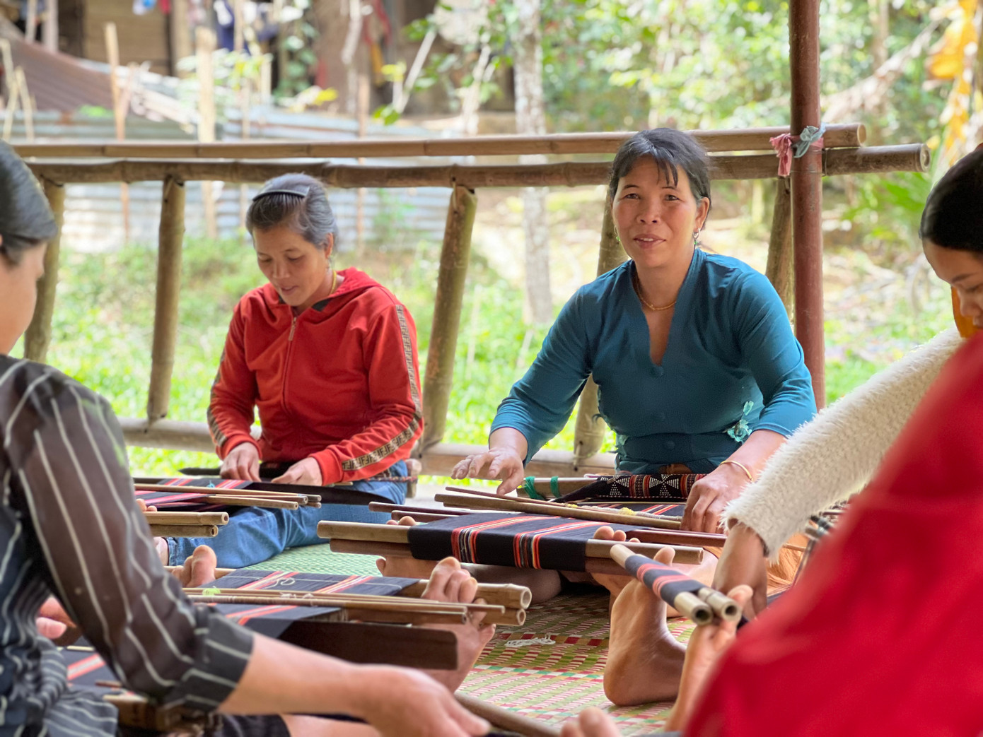 Với bàn tay khéo léo cùng sự kiên trì, tỉ mỉ, những người phụ nữ Đông Giang đã sáng tạo ra nhiều sản phẩm, chủng loại khác nhau. Mỗi sản phẩm dù lớn hay nhỏ đều in đậm dấu ấn sáng tạo của người thợ dệt.