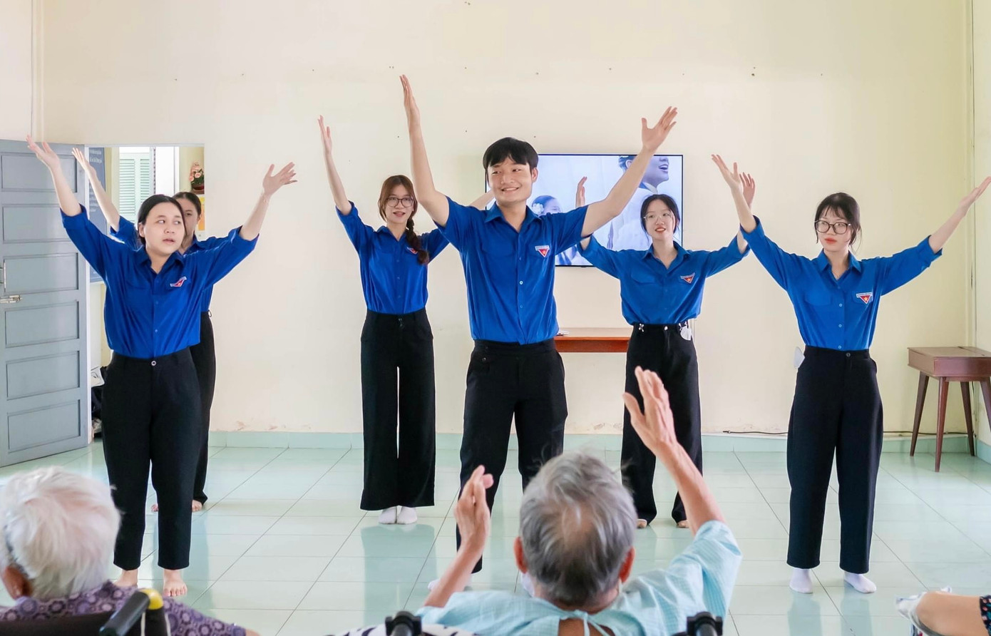 Không chỉ nấu một bữa cơm, các bạn đoàn viên thanh niên còn giúp dọn dẹp vệ sinh khuôn viên mái ấm và trò chuyện thân tình với các cụ già neo đơn Mái ấm tình thương Phaolô Đà Nẵng, đặc biệt là hoạt động góp vui biểu diễn văn nghệ cho các cụ.