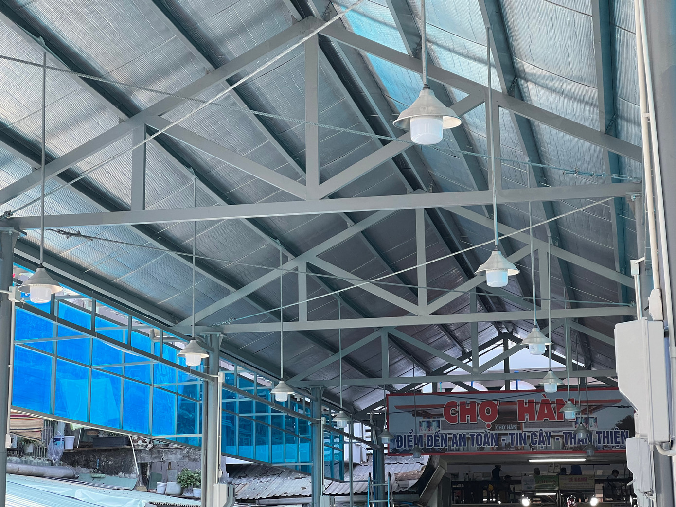 Ông Hoàng Trung Thượng Đức, Phó BQL chợ Hàn cho biết: "Cơ bản các hạng mục lớn đã hoàn tất. Tuy nhiên nhằm hạn chế ảnh hưởng đến sinh hoạt, hoạt động kinh doanh tại chợ, một số hạng mục nhỏ sẽ thi công vào ban đêm nên kéo dài thời gian''. Ông Hoàng Trung Thượng Đức, Phó BQL chợ Hàn cho biết: "Cơ bản các hạng mục lớn đã hoàn tất. Tuy nhiên nhằm hạn chế ảnh hưởng đến sinh hoạt, hoạt động kinh doanh tại chợ, một số hạng mục nhỏ sẽ thi công vào ban đêm nên kéo dài thời gian''.