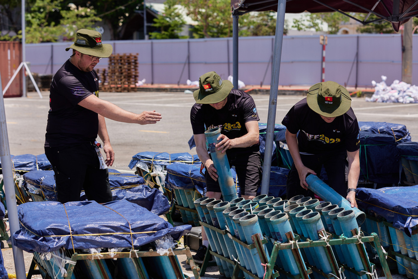 Ghi nhận tại khu vực cảng Sông Hàn (đường Bạch Đằng, quận Hải Châu, Đà Nẵng), sau khi pháo hoa được di chuyển đến, ban tổ chức đã phân bổ khu vực, hỗ trợ tích cực cho hai đội thi Đà Nẵng (Việt Nam) và Joho Pyro AB (Phần Lan) di chuyển pháo hoa đến đúng điểm.