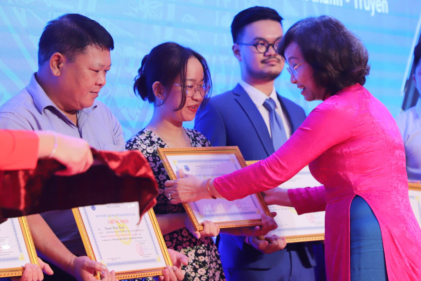 Loạt bài "Những người ‘lái đò’ đặc biệt" của báo Tiền Phong được trao giải. Ảnh: Thái Lâm. Loạt bài "Những người ‘lái đò’ đặc biệt" của báo Tiền Phong được trao giải. Ảnh: Thái Lâm.