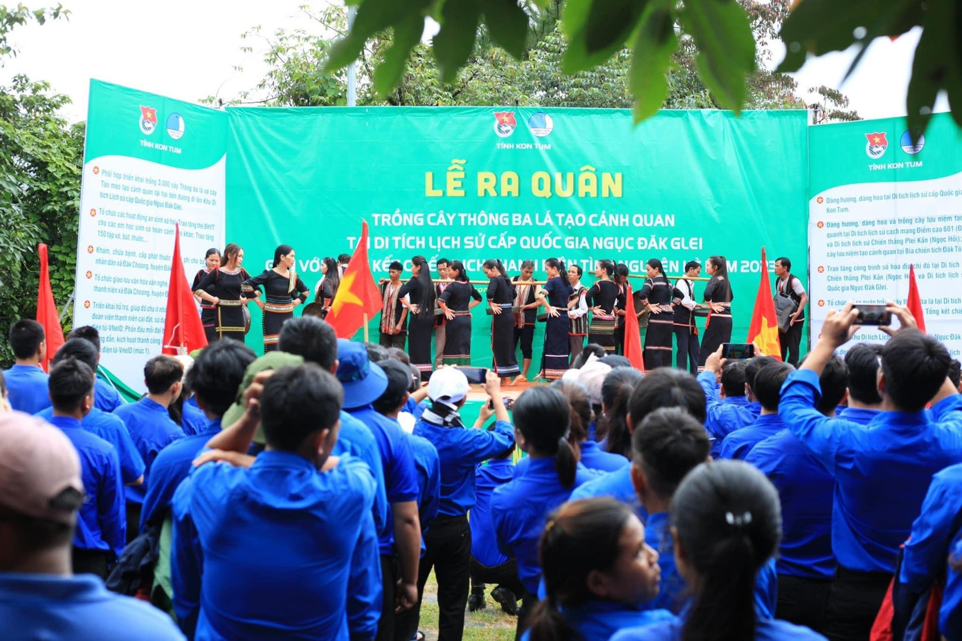 Sôi động các tiết mục văn nghệ tại chương trình