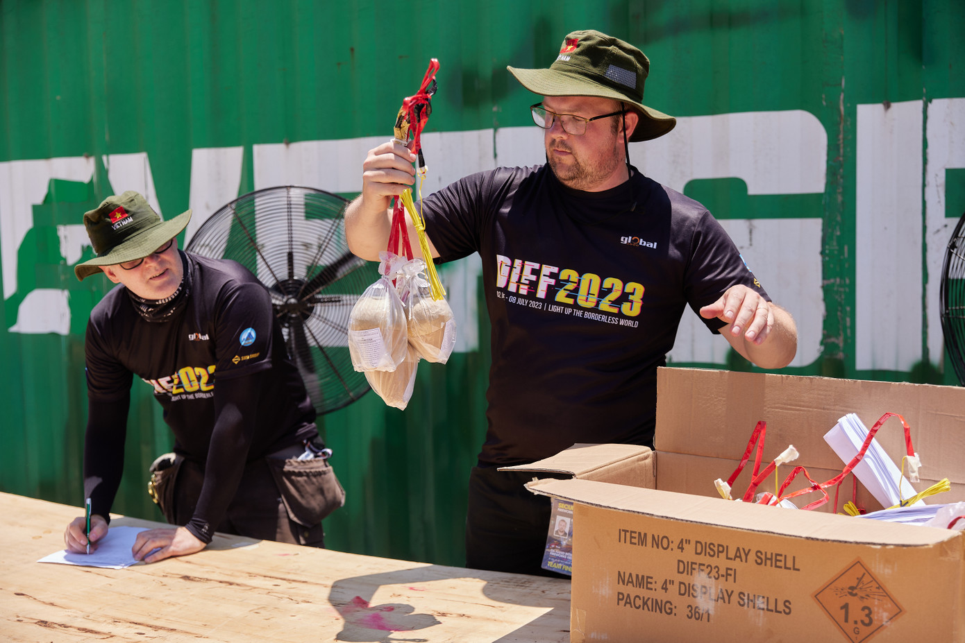 Để chuẩn bị cho màn trình diễn, các thành viên trong đội Phần Lan đã có mặt tại Đà Nẵng vào ngày 26/5 với quyết tâm cao, lựa chọn kỹ thuật bắn hiện đại.