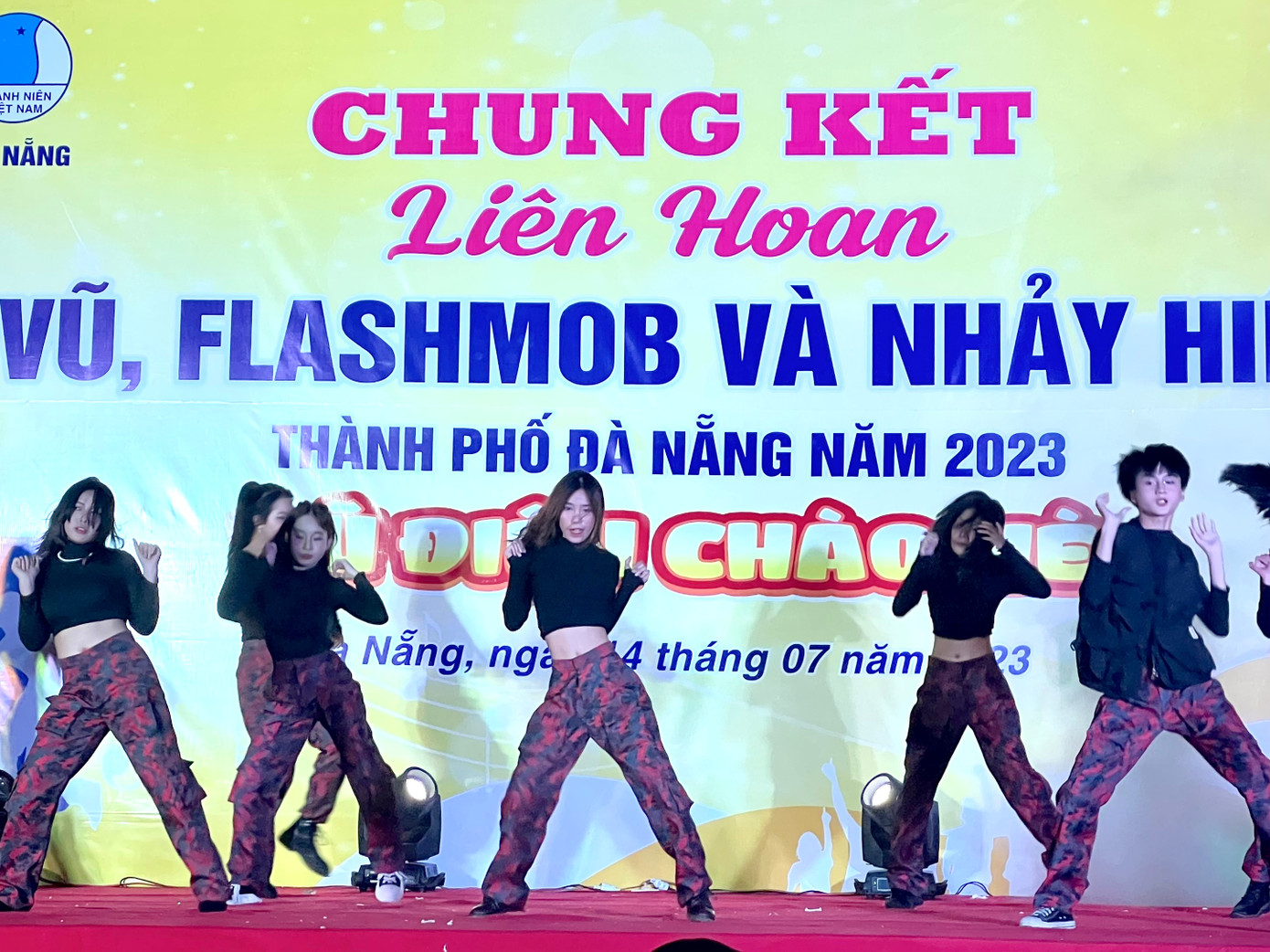 Trên nền nhạc hiện đại, nhiều đội thi đã có màn nhảy "bốc lửa" với các động tác kỹ thuật khó tạo nên không khí sôi động cho cả khu vực. (Ảnh: Thái Lâm)