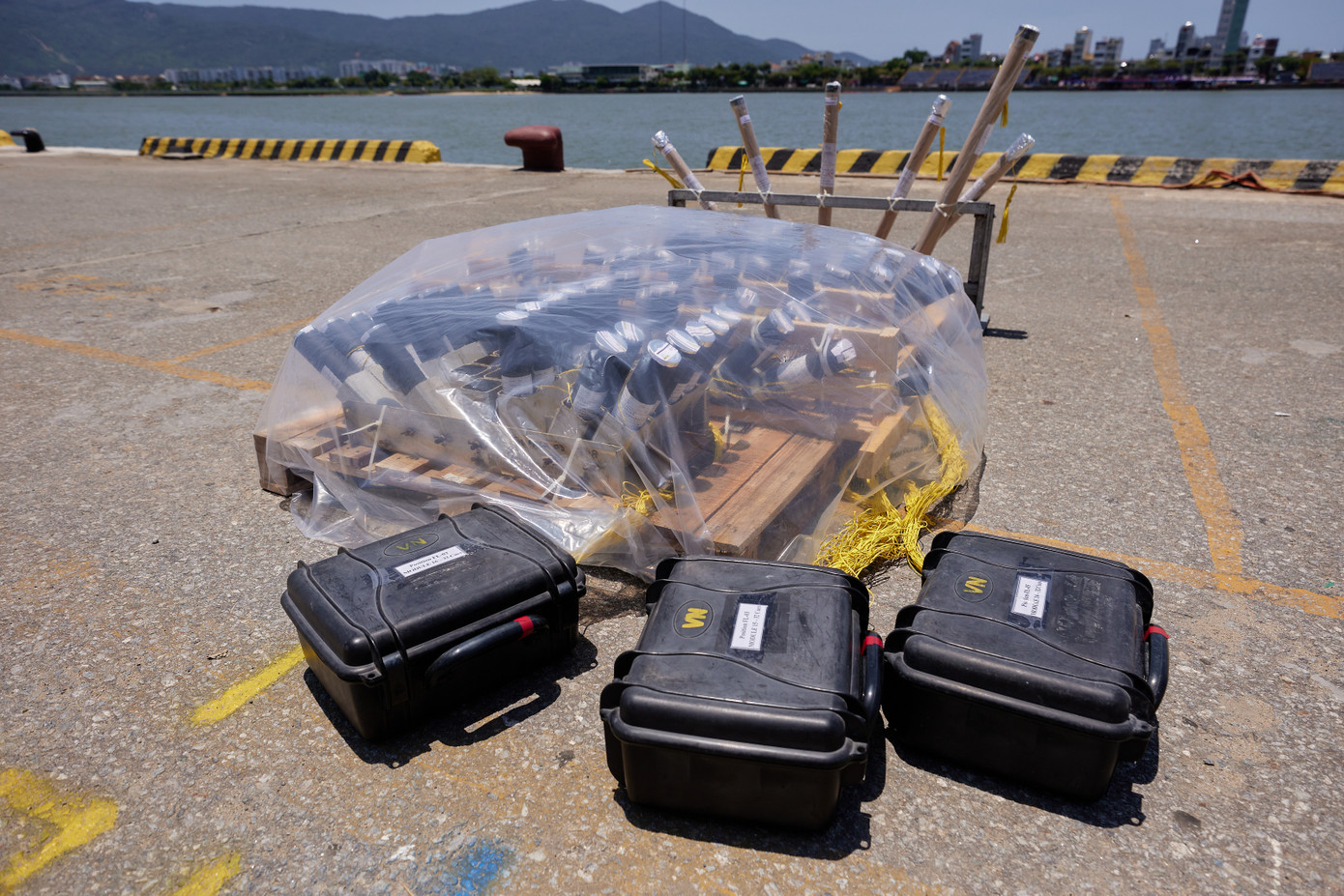 Hệ thống pháo hoa của hai đội thi đêm khai mạc đã lắp đặt xong, che đậy cẩn thận chờ đến giờ "khai hỏa".