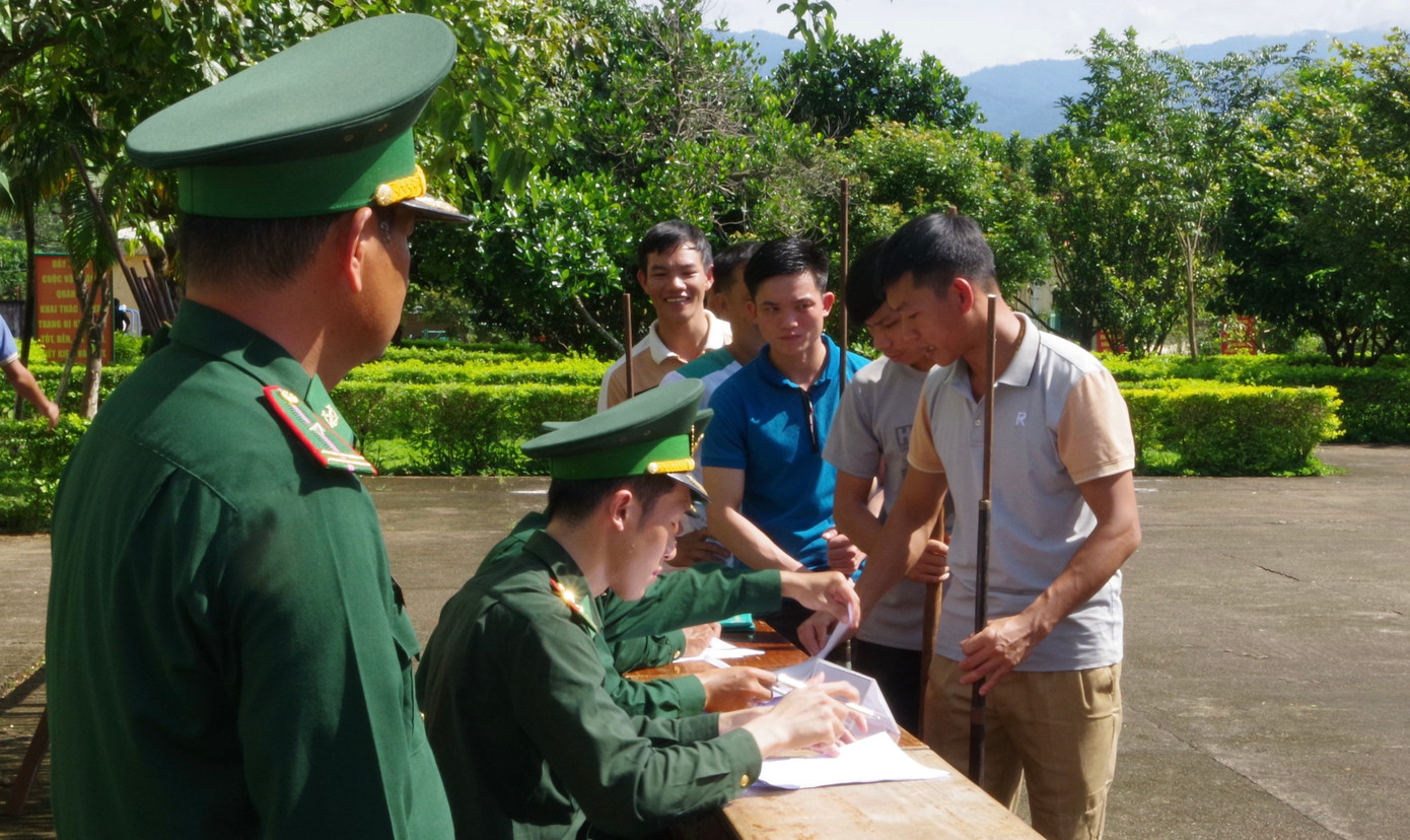 Đông đảo người dân đến tham gia giao nộp vũ khí tự chế Đông đảo người dân đến tham gia giao nộp vũ khí tự chế