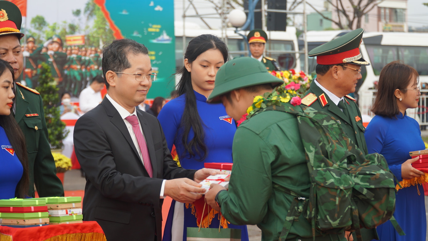 Ông Nguyễn Văn Quảng, Bí thư Thành ủy Đà Nẵng tặng quà cho tân binh lên đường nhập ngũ.