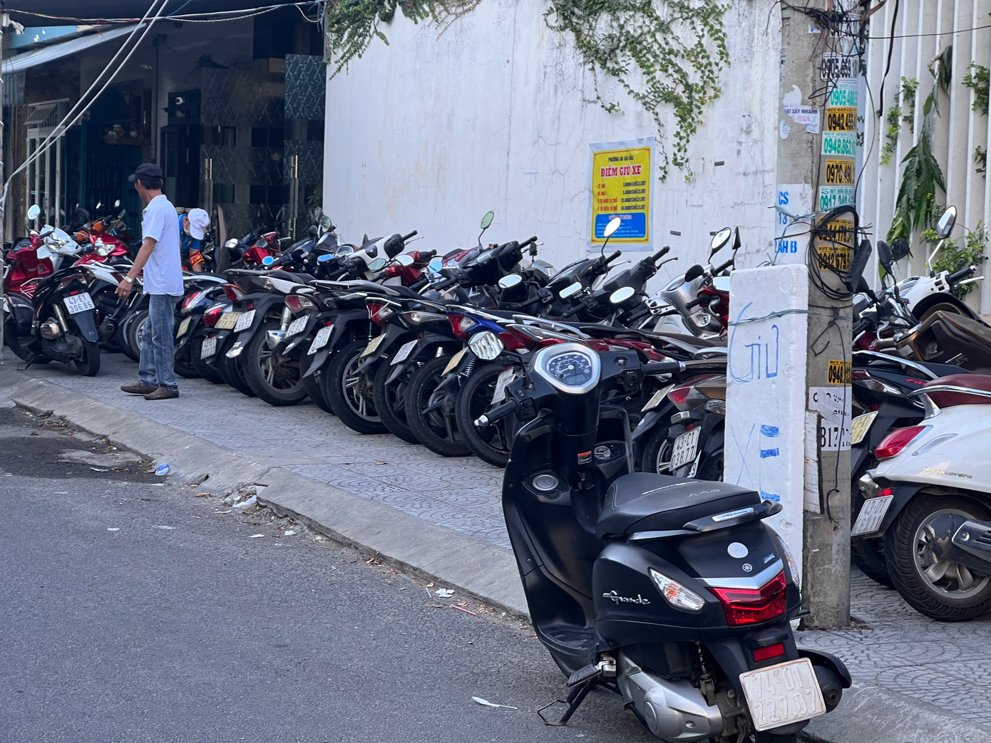 Khoảng 17h, các bãi xung quanh khu vực bắn đã chật kín xe, có bãi không còn chỗ. Khoảng 17h, các bãi xung quanh khu vực bắn đã chật kín xe, có bãi không còn chỗ.