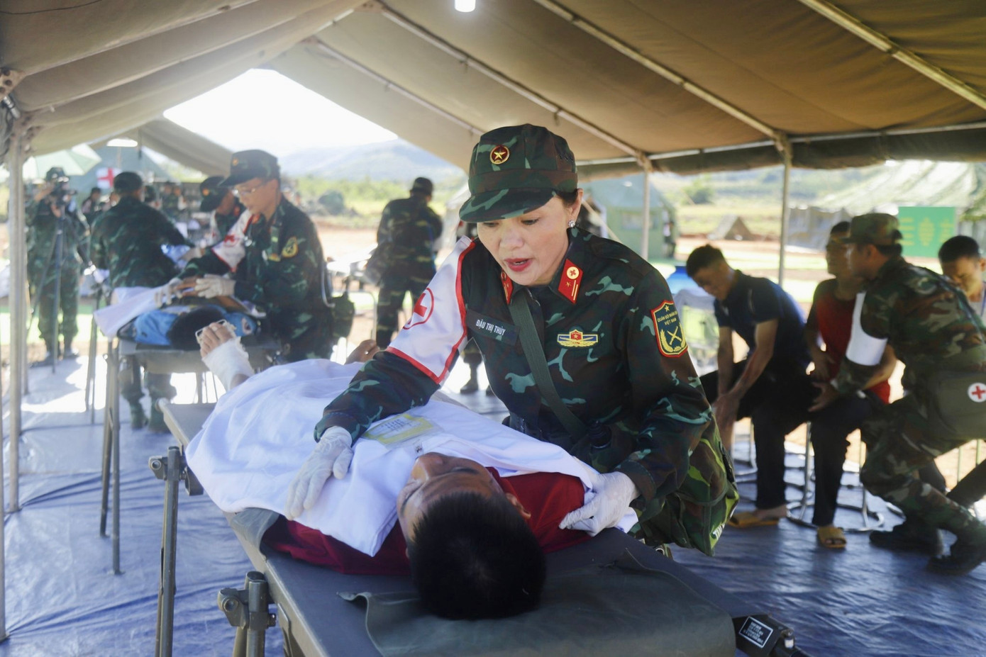 Trong tình huống nạn nhân về đông và dồn dập, khu vực phân loại được tổ chức làm 3 kíp.