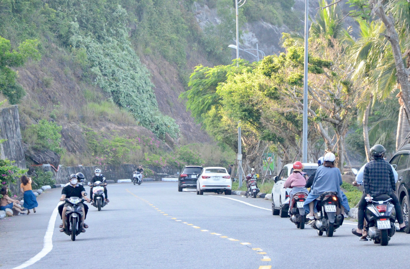 Khoảng 14-16 giờ, lượng du khách đổ về bán đảo ngày càng đông.