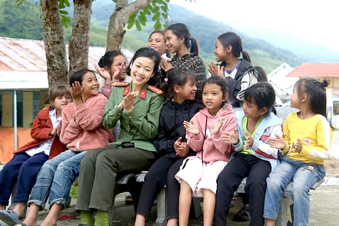 Chiều cùng ngày, CLB tổ chức hướng dẫn kỹ năng mềm cần thiết cho các em học sinh vùng đồng bào dân tộc thiểu số.