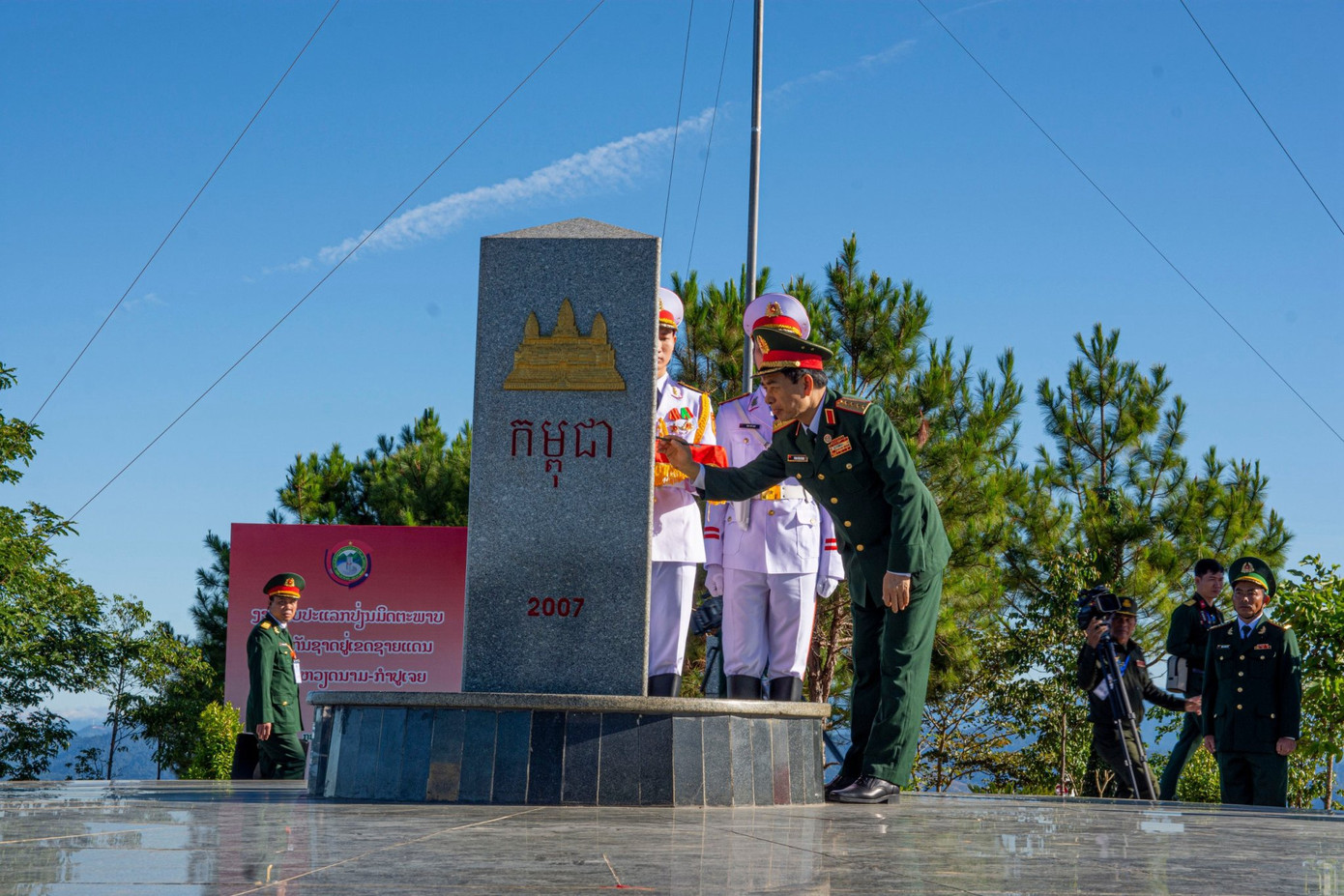 Các Bộ trưởng Bộ Quốc phòng ba nước tô son cột mốc chủ quyền.