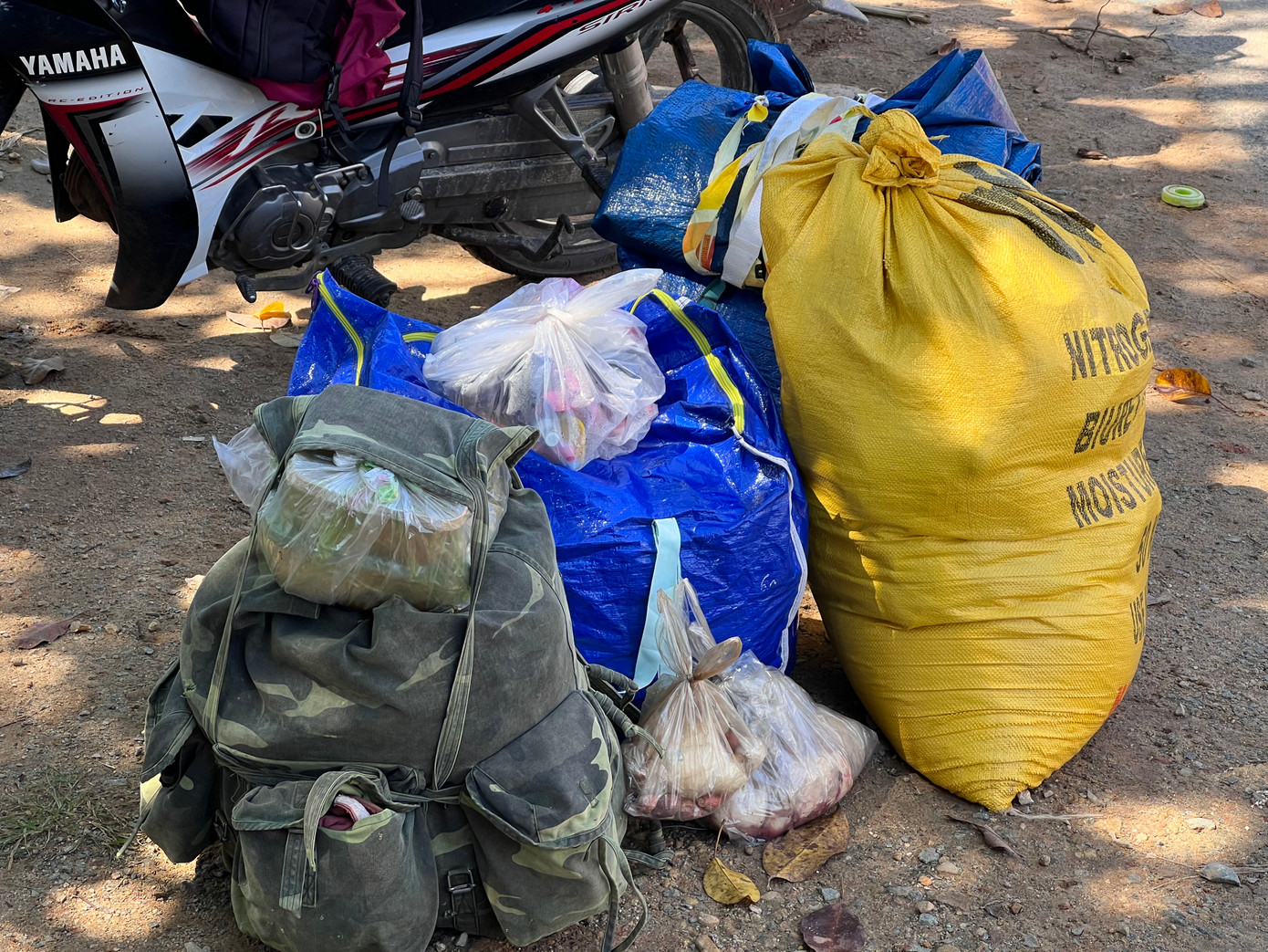 Xác định hái cà phê dài ngày, hầu hết người dân đều mang theo những vật dụng nấu ăn đơn giản để tiết kiệm chi phí.