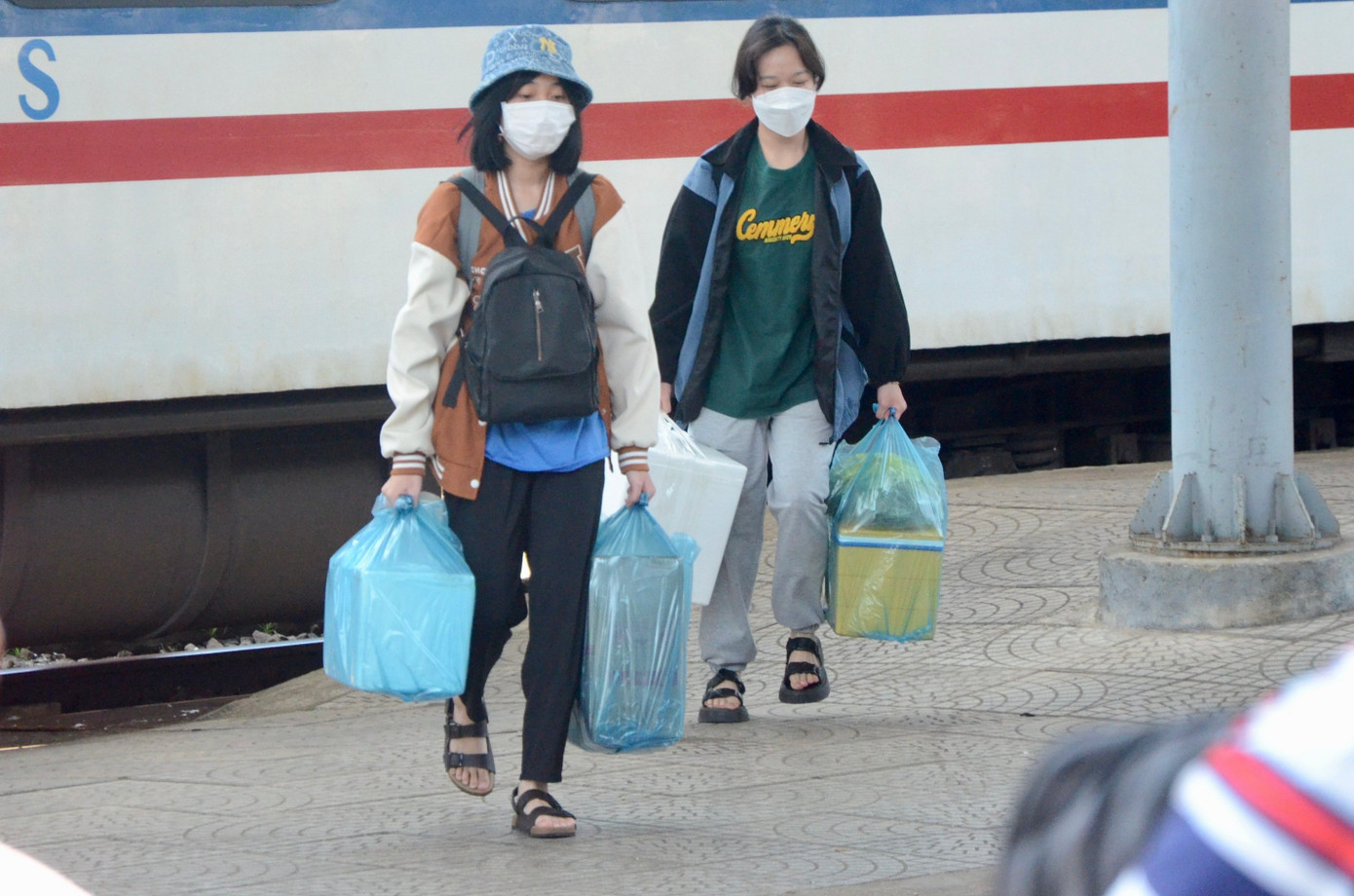 Trở lại sau chuỗi ngày nghỉ lễ, hàng trăm người dân lỉnh kỉnh xách đồ đạc ra cổng ga. Bạn Nguyễn Đình Nam (sinh viên ĐH Duy Tân, quê Quảng Bình) chia sẻ: "Trở lại trường để học tập sau kỳ nghỉ lễ, gia đình chuẩn bị cho em nhiều đồ quê mang đi ăn dần".
