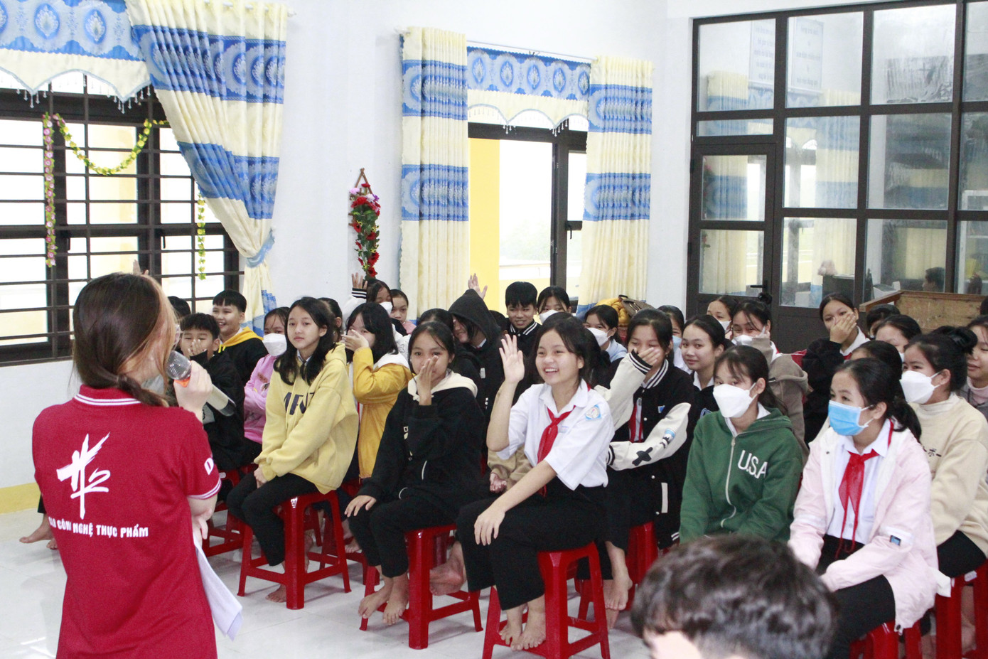 Các bạn chia nhau phụ trách trang trí khuôn viên trường, tô điểm sắc Xuân, giao lưu, dạy flashmob cho các em nhỏ và đến tận nhà thăm hỏi hộ dân khó khăn, giao lưu, dạy nhảy, tổ chức tọa đàm "An toàn thực phẩm" cho các học sinh tại trường trung học cơ sở. Các bạn chia nhau phụ trách trang trí khuôn viên trường, tô điểm sắc Xuân, giao lưu, dạy flashmob cho các em nhỏ và đến tận nhà thăm hỏi hộ dân khó khăn, giao lưu, dạy nhảy, tổ chức tọa đàm "An toàn thực phẩm" cho các học sinh tại trường trung học cơ sở.