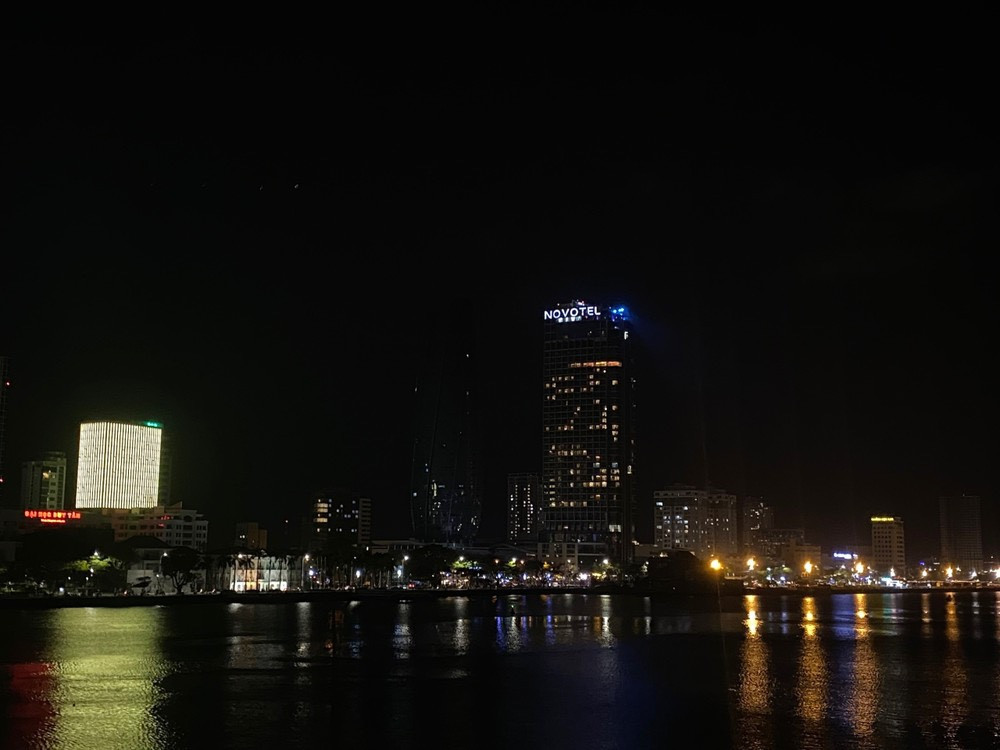 Tòa nhà Trung tâm hành chính TP Đà Nẵng tắt phần lớn đèn chiếu sáng không cần thiết hưởng ứng Giờ trái đất.