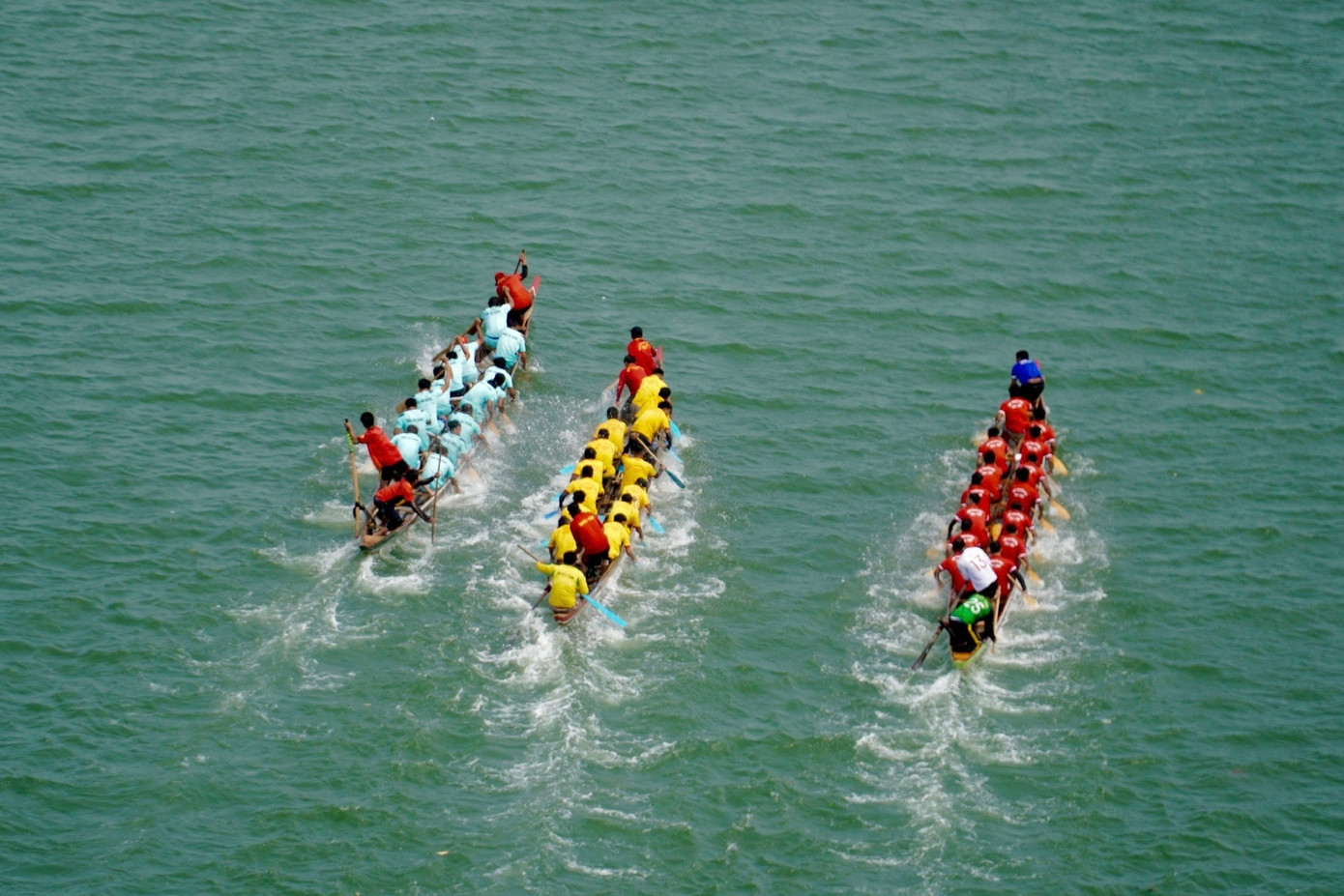 Về thể lệ, mỗi thuyền đua không quá 17 VĐV; chiều dài thuyền đua không quá 15,50m, phạm vi thi đấu dài 700m, rộng 100m. Ảnh: Thái Lâm.