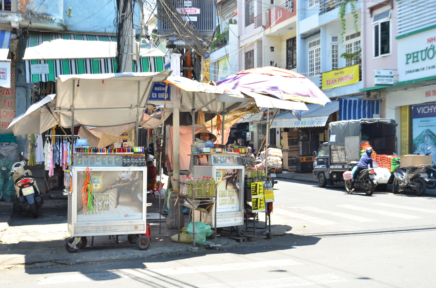 Nhiệt độ ở ngưỡng 40 độ C, khiến những người mưu sinh ngoài trời vốn đã khó khăn nay càng vất vả hơn. Ảnh: Thái Lâm.