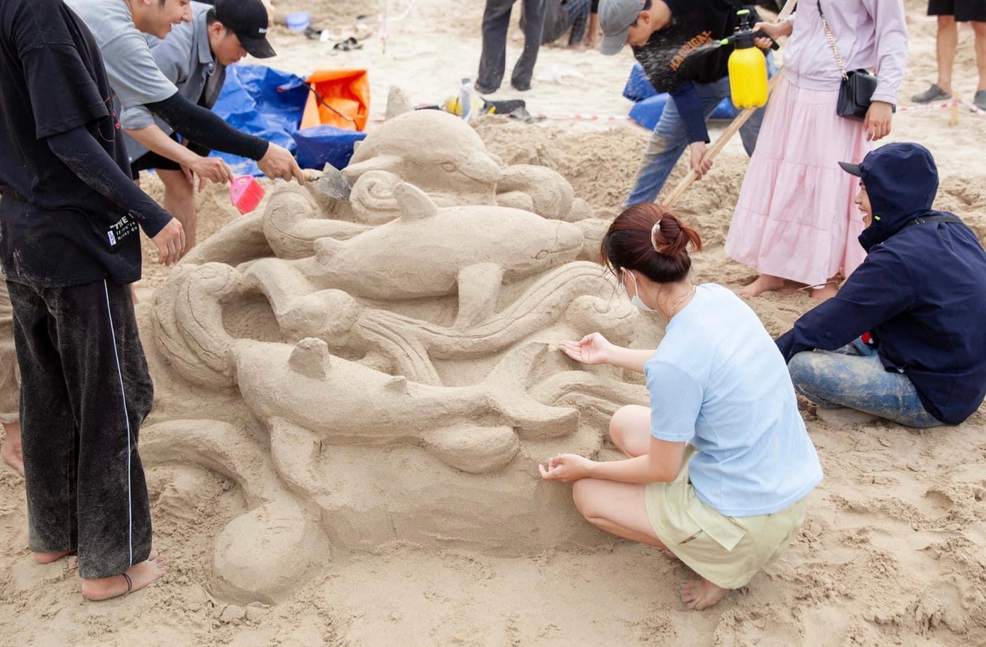 Sử dụng cát và nước biển, nhóm sinh viên khoa Kiến Trúc (ĐH Duy Tân) đã tạo ra những tác phẩm tượng cát mang nhiều hình dáng độc đáo, ý nghĩa nói về biển cả.