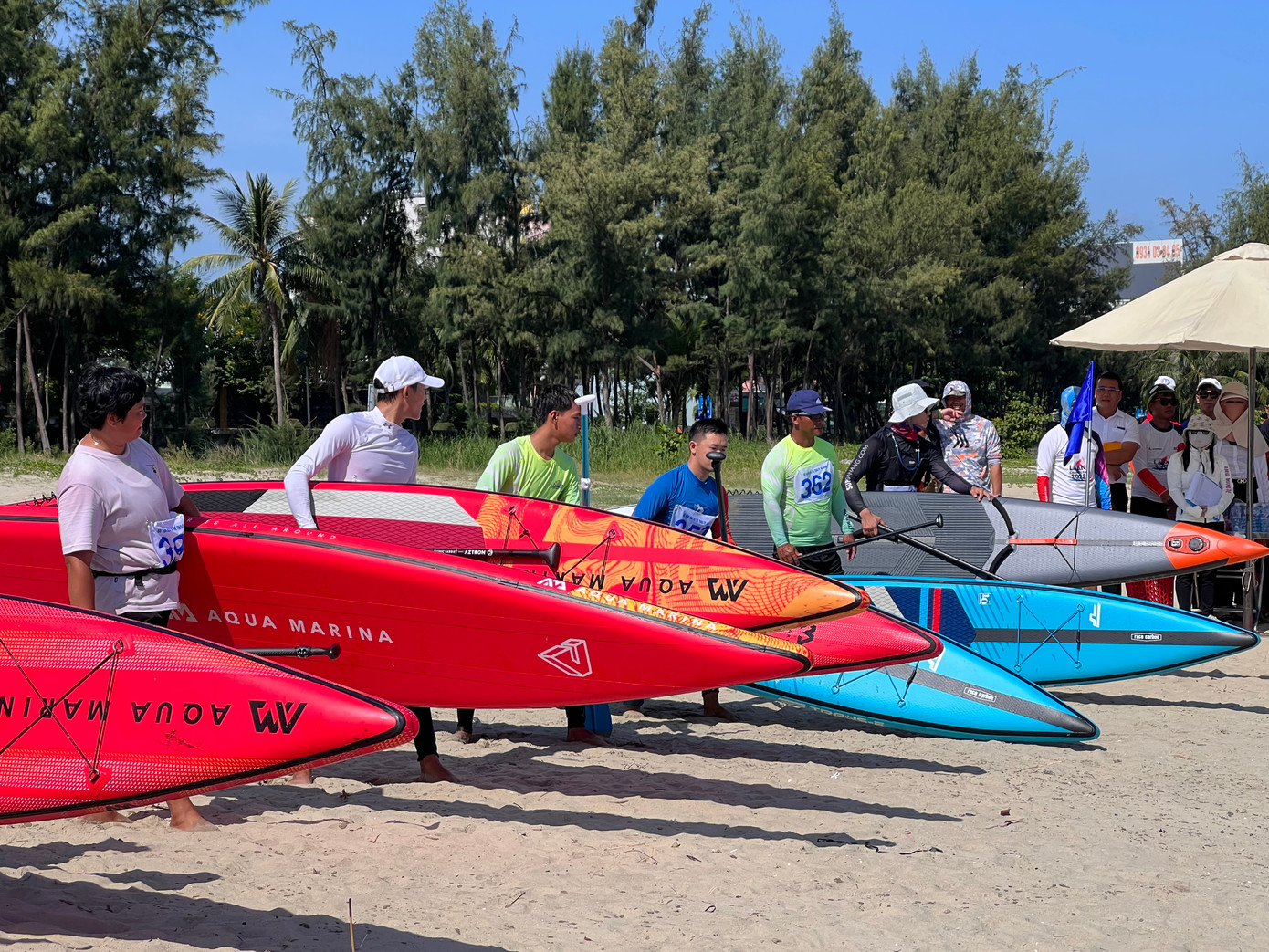 Theo anh Trần Hữu Nhật Nam, vận động viên trẻ Đà Nẵng, đây là lần đầu tiên tham gia giải trên biển và rất ấn tượng với cảnh quan ở đây. Bãi biển Nguyễn Tất Thành có bãi cát rộng thuận lợi cho việc di chuyển và thi đấu bộ môn sailing và chèo sup.