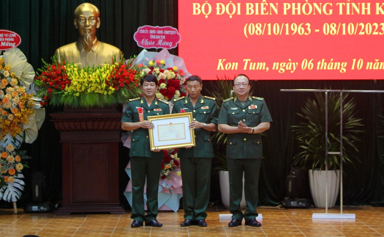 Thiếu tướng Nguyễn Hoài Phương - Phó Tư lệnh Bộ đội Biên phòng trao Bằng khen của Bộ trưởng Bộ Quốc Phòng cho BĐBP tỉnh Kon Tum.
