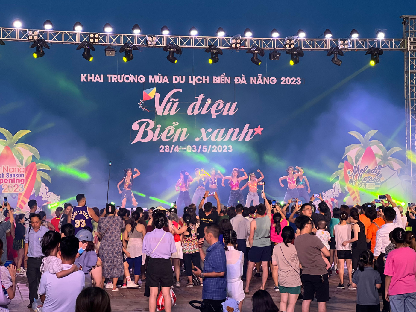 Nhiều hoạt động được tổ chức thu hút người dân và du khách cùng tham gia.