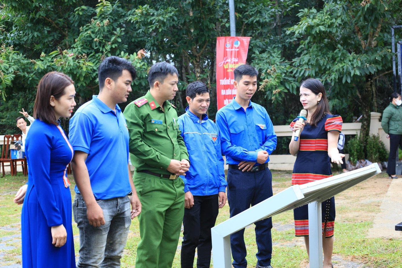 ĐVTN các cấp trải nghiệm quét mã QR tại các địa chỉ đỏ