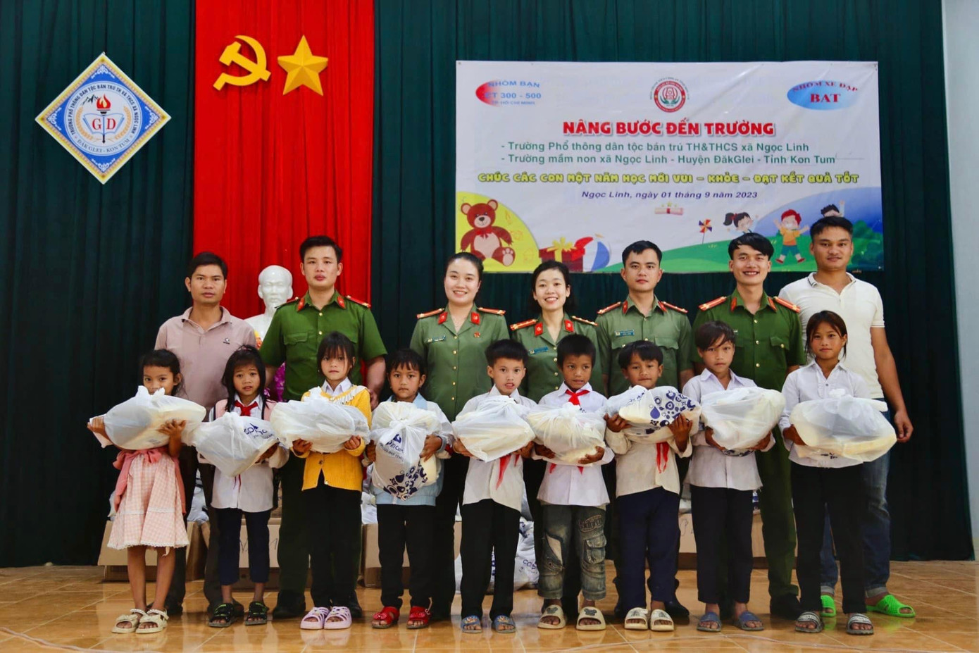 Bên cạnh đó, CLB Cầu Vai Đỏ trao tặng 9 suất học bổng cho những học sinh vượt khó trong học tập (2.000.000/học bổng).