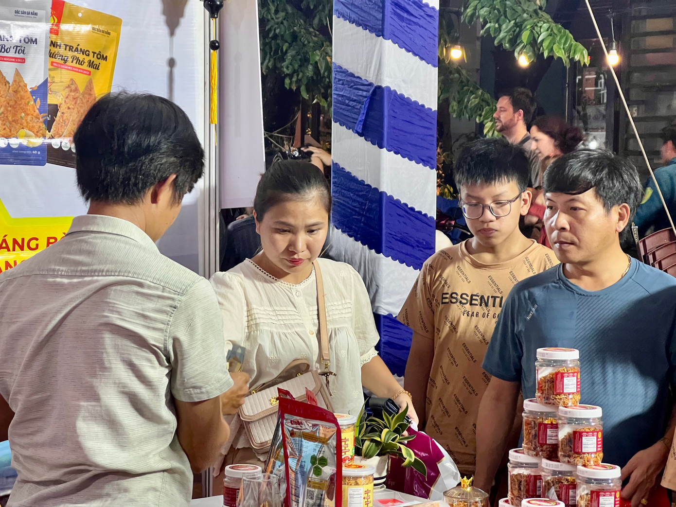 Ngoài ra, chương trình quảng bá sản phẩm OCOP diễn ra từ 8 giờ 30 đến 21 giờ 30 tại đường Hoàng Kế Viêm với quy mô 20 gian hàng. Giới thiệu, quảng bá những sản phẩm OCOP, sản phẩm đặc trưng, sản phẩm công nghiệp nông thôn tiêu biểu của TP Đà Nẵng và các tỉnh, thành phố.