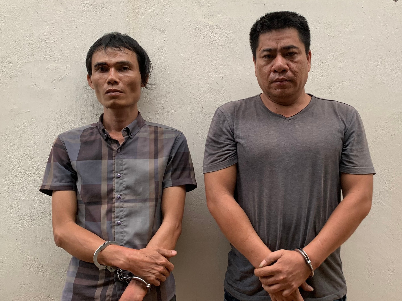 Đối tượng Môn và Tuấn tại cơ quan công an