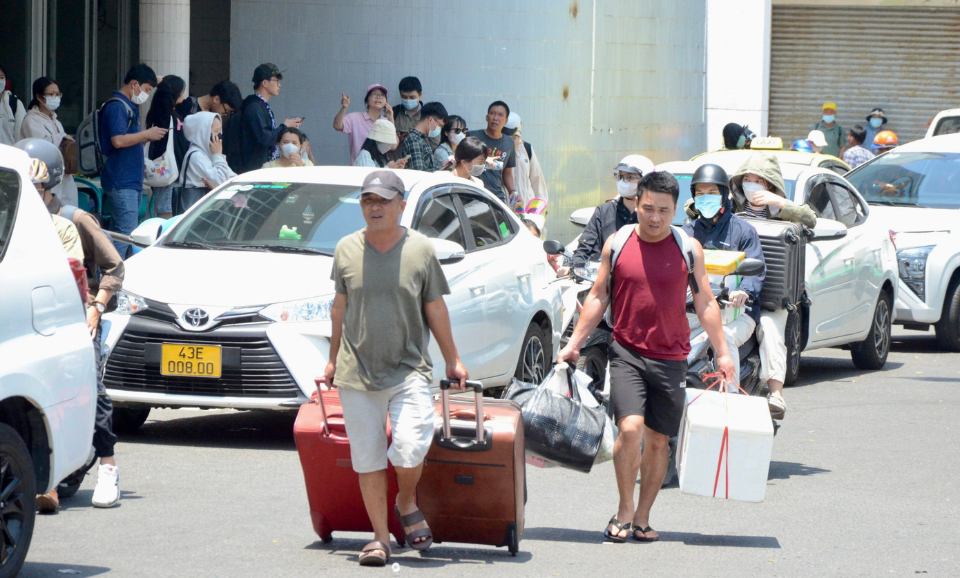 Trở lại sau chuỗi ngày nghỉ lễ, hàng trăm người dân lỉnh kỉnh xách đồ đạc ra cổng ga. Bạn Nguyễn Đình Nam (sinh viên ĐH Duy Tân, quê Quảng Bình) chia sẻ: "Trở lại trường để học tập sau kỳ nghỉ lễ, gia đình chuẩn bị cho em nhiều đồ quê mang đi ăn dần".