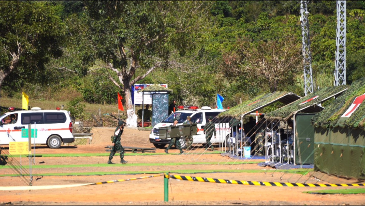 Trong tình huống giả định, nhân viên Quân y của ba nước Việt Nam - Lào - Campuchia cùng lực lượng y tế địa phương tỉnh Kon Tum phối hợp ứng phó với các thách thức an ninh phi truyền thống.